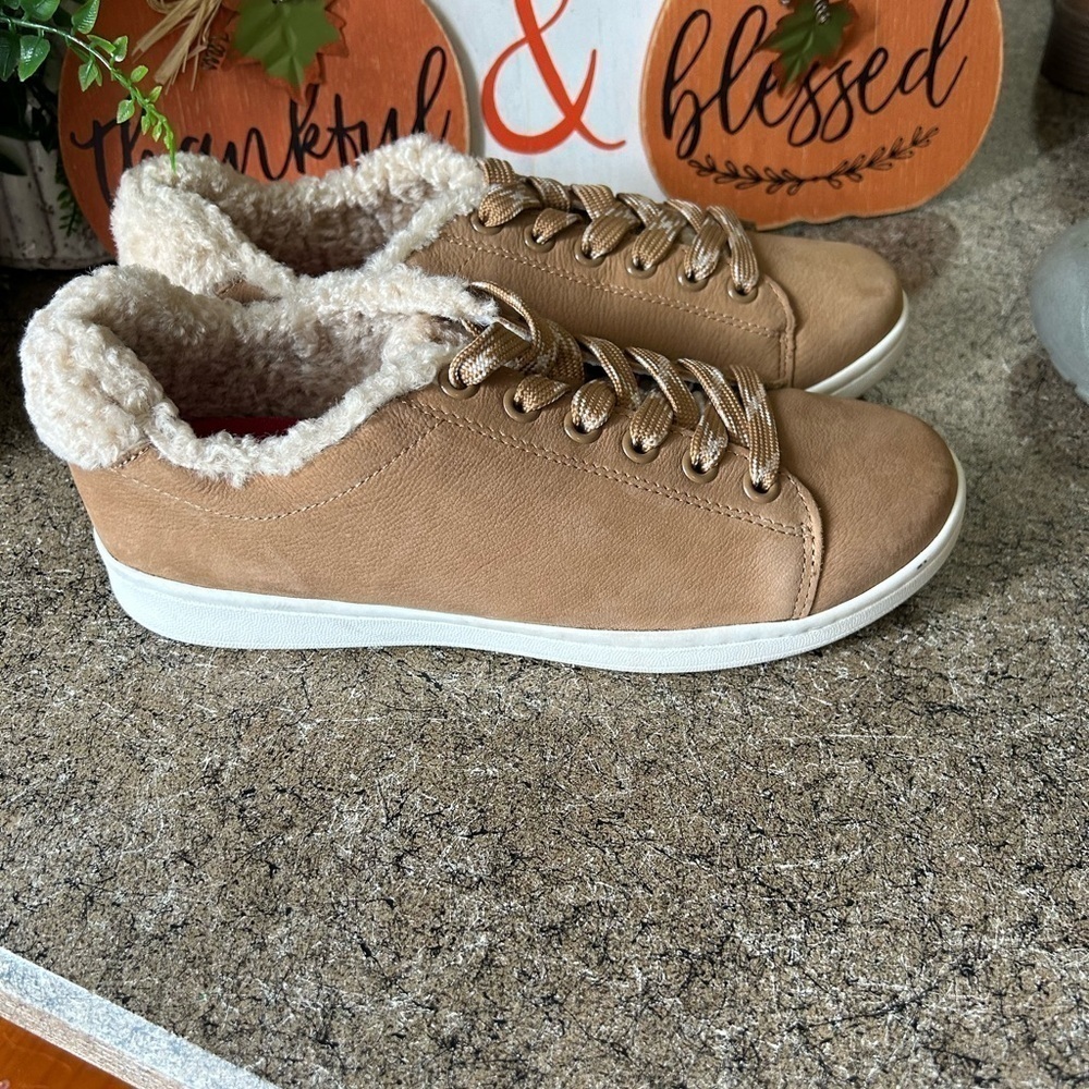 NEW Ellen DeGeneres ED Chaska Faux Shearling Lined
Brown Leather Sneakers 8.5